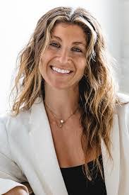 Heather Macdougall's Instagram, Twitter & Facebook