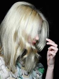 Wenn ihr euer zimmer aufräumen müsst, macht vorher und nachher ein foto. Volumenwelle So Funktioniert Der Big Hair Look Stylight