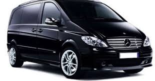 Avec La Mercedes Viano Bougez En Toute Liberte Une Veritable Familiale Possedant Un Habitacle Extremement Modula Voiture Location De Voiture Mercedes Vito
