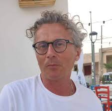 Per me, nella mia infanzia durata quanto gli interi anni Ottanta, Pippo  Baudo incarnava il grigiore del potere e del conformismo, di quella che  avrei poi imparato a intendere come l'essenza stessa