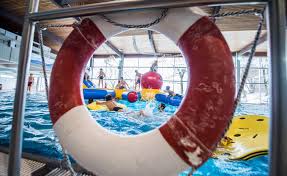 Dejlig svømmehal med 3 bassiner, wellnessafdeling, kæmpe vandrutsjebane, saunagus og meget mere. Schwimmen Stadt Eislingen