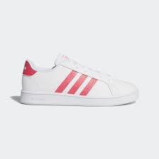 1920 entwarfen die gebrüder dassler die ersten modelle in der heimischen waschküche. Weisse Und Pinke Grand Court Schuhe Fur Kinder Adidas Deutschland