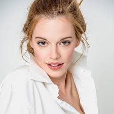 Ellen Michelle's Instagram, Twitter & Facebook