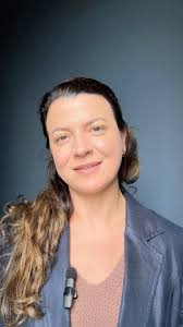 Imagine um maestro tentando reger uma orquestra sem ouvir cada instrumento.  É assim que um especialista isolado pode se sentir ao tratar uma paciente  com distúrbio do assoalho pélvico. Por isso juntar ...