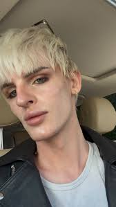 Doing my own roots at home?! 👀, Icy perfection as per usual 🤌🏻, Super  awesome tip I learned from @blackwelljo 🖤, Adding in some @lorealpro  Majicréme developer into your Platinium paste creates the ...