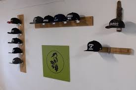 caphalter aus holz und edelstahl fur 4 caps 139 00 snapback aufbewahrung aufbewahrung caps holz