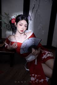 Trần Hà Linh quyến rũ trong bộ ảnh kimono phá cách trễ nải