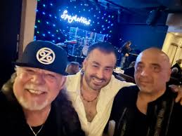 RockinRubz Rockin Seal 🦭 Beach 🏖️ Cinco de Mayo weekend… checking out the  talented R&B and Chicano Soul vocalists ; Billy & Eric Mondragon (DW3) &  Lead Singer for Santana , Andy