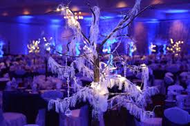 This year, make the winter season the coziest ever with easy winter decorating ideas, including rustic design touches and winter floral centerpieces that add something special to any table. Blue Themes For Parties Bitem