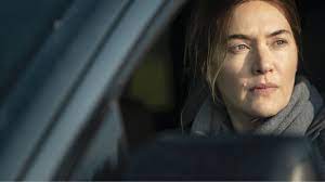 Mare sheehan (kate winslet) is a detective that lives in a small, pennsylvania town, who investigates a local murder while keeping her life from falling apart. Kmkzy091uig Vm