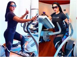تحدثت الفنانة المصرية سمية الخشاب لأول مرة عن حقيقة زواجها من شاب لبناني يصغرها وقالت الفنانة سمية الخشاب إن تلك الأخبار التي انتشرت حول هذا الأمر غير صحيحة، نافية. Ø³Ù…ÙŠØ© Ø§Ù„Ø®Ø´Ø§Ø¨ ØªØ´Ø­Ø° Ù‡Ù…Ù… Ù…ØªØ§Ø¨Ø¹ÙŠÙ‡Ø§ Ø¨Ù…Ù„Ø§Ø¨Ø³ Ù…Ø«ÙŠØ±Ø© Ù…Ù† Ø§Ù„Ø¬ÙŠÙ… ÙˆØ·Ù† ÙŠØºØ±Ø¯ Ø®Ø§Ø±Ø¬ Ø§Ù„Ø³Ø±Ø¨
