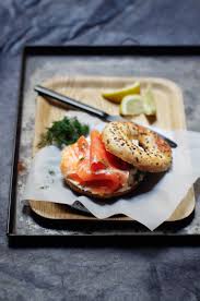 Bagel Au Saumon Fume La Recette Par Pourdebon Recette Bagels Saumon Saumon Et Fromage Frais Saumon