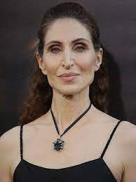 After graduating at the french high school, she studied acting at the theaterwerkstatt at the age of 28, she already was a medical doctor, had a little daughter and had starred in more than 20 movies. Bonnie Aarons Filmstarts De