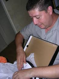 Leo "descubriendo" sus zapatillas nuevas