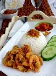 Udang goreng, tumis udang, atau balado udang menjadi olahan udang yang cukup digemari. Nasi Udang Sambal Ala Bu Rudi Indonesian Shrimp Rice With Garlic Sambal Shrimp And Rice Malaysian Food Indonesian Food