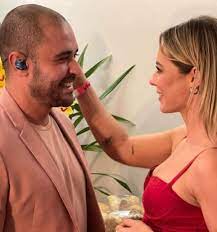 De acordo com o colunista leo dias, a atriz compareceu a um show do sambista no rio de janeiro e posou com o amado no final da apresentação. Sbejonv7npr7pm