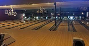 Hafta içi 16 bin hafta sonları ise yaklaşık 30 bin kişinin ziyaret ettiği salonda uluslararası şampiyona standartlarında. Hidden Gems The Phoenix Bar Bowling The Coastal