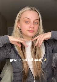 Savannah Courtney's Instagram, Twitter & Facebook