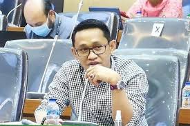 Benar ada kejadian penusukan dari seorang pelaku (tak dikenal) di tengah kegiatan masyarakat yang bersifat keagamaan dengan mengundang seorang syekh (ali jaber), ungkap zahwani pandra arsyad. Kasus Penusukan Syekh Ali Jaber Bisa Bikin Pendakwah Tak Nyaman