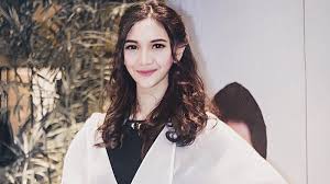 Dialah ummul mukminin, 'aisyah radhiyallahu'anha, istri yang paling dicintai nabi shallallahu'alaihi wasallam. Arti Nama Aisyah Tentangnama