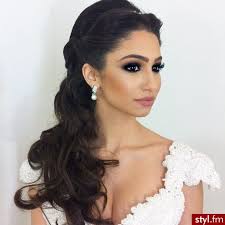 Side parted vintage wedding hairstyle. Bride Beauty Mexican Hairstyles Wedding Hairstyles Spanish Hairstyles