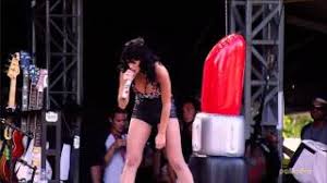 Talking to the crowd who had gathered on the 4music stage, the star told the ladies to leave their old lovers a themed voicemail message relating to her. I Kissed A Girl Von Katy Perry Laut De Song
