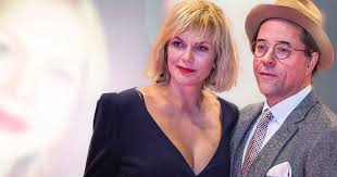 Die beiden sind seit 2004 verheiratet. Tatort Star Jan Josef Liefers Hochzeit Seiner Tochter Er Stiehlt Anna Loos Die Show Bunte De