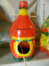 Maison A Graines Pour Les Oiseaux Avec Des Bouteilles Plastiques Sur Notre Blog Bouteille Plastique Bouteille Mangeoire Oiseau