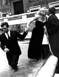 Marcello Mastroiannni Anita Ekberg And Federico Fellini During The Filming Of La Dolce Vita 1960 Fotografia Di Vita Stile Di Vita Italiano Anita Ekberg