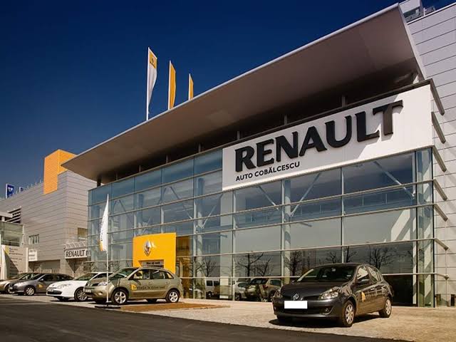 Groupe Renault: Renault shares fall after Moody's cuts its debt to junk status, ETAuto