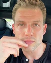 Joseph Scott's Instagram, Twitter & Facebook