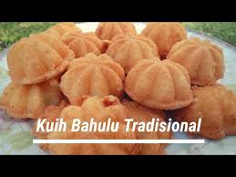 Pukul telur dan gula sehingga kembang. Cara Buat Kuih Bahulu Tradisional Litetube