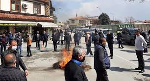 Konya'da yaşanmış komik olaylar ve konya'lı güzel insanlardan yaşanmış komik vâkalardan kesitler. Konya Da Dukkanini Acamayan Esnaf Eylemde Diken