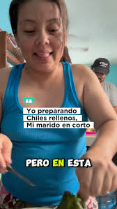 Uno no puede ponerse a hacer chiles rellenos que en corto sale mi esposo  #jajaja #familia #receta #comida #esposo