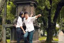 Dengan saling berpandangan tanpa berpelukan dengan latar cahaya matahari dipadu dengan pohon. 9 Tempat Untuk Foto Prewedding Romantis Keren Di Jakarta