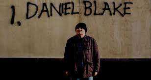 Daniel (dave johns) macht mit einem graffiti öffentlich auf seine probleme aufmerksam. Ich Daniel Blake Trailer Labournet Tv