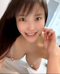 影片】下海預備？Ｉ奶寫真女星《小泉かな》推特自拍「乳頭解禁」露點大放送！ | 點我一下