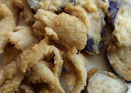 Masukkan ikan balut tepung secara bertahap dalam minyak panas. Bumbu Membuat Jamur Dan Terong Goreng Tepung Crispy Nikmat