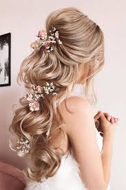They are as slight and spontaneous as the atmosphere of the place, you choose we've rounded up the prettiest 20 beach wedding hairstyles for long hair. 33 Stylish Wedding Hairstyles With Hair Down Penteados Casamento Penteado De Noiva Com Flores Cabelo De Noiva