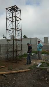 Otro de nuestros proyectos diy para adaptar el ambiente exterior del peque es fabricar una pared vertical musical. Torre Tanque Agua Torre De Agua Casas De Madera Cabanas De Madera