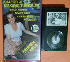 Ayton sert aslen ordu'lu olup, yaptığı seslendirmelerle eski türk filmlerinde birçok oyuncuya sesiyle hayat vermiştir. Perihan Abla Kuafor Ve Kiskanc Turistler 2 Bolum Betamaks Video Kaset Efemera Kitantik 047191000205