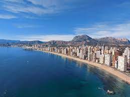 Benidorm was built compact thanks to the foresight of the town's mayor who in the 1960s saw a vision of a resort. Qh8keumfzzzldm