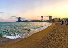 Passer un bon moment au soleil proche du centre ville, c'est possible!!! Les Meilleures Activites A Faire Sur La Plage A Barcelone
