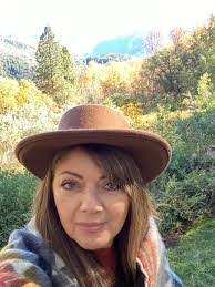 Carolyn Mountain's Instagram, Twitter & Facebook