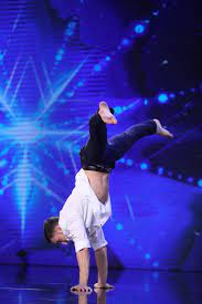 Povestea emoţionantă a fostului gimnast care a paralizat de patru ori şi a reuşit să se ridice mereu: Romanii Au Talent 23 Martie 2018 Claudiu Mitea Vis Curmat De BoalÄ Smiley Dovada Vie CÄ Miracolele ExistÄ Dcnews