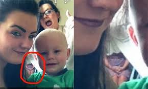 Phát hiện con ma mặc áo tím khi chụp ảnh