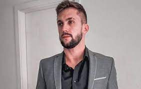 Foi com o desejo de poder ajudar financeiramente sua família que arthur saiu de casa. Conduru La Vou Eu Confira Como Anda A Vida De Arthur Picoli O Fuxico