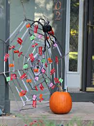 Scary outdoor halloween decoration ideas for your front yard. 30 Diy Halloween Decorations For Outside Of Your Home