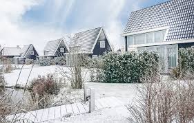 Not roads, but small canals connect the houses. Ferienhaus Giethoorn Niederlande Hov243 Novasol