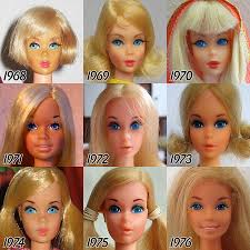 I Cinquant Anni Di Barbie In Un Divertente Collage Different Design Bambola Barbie Vintage Barbie Barbie